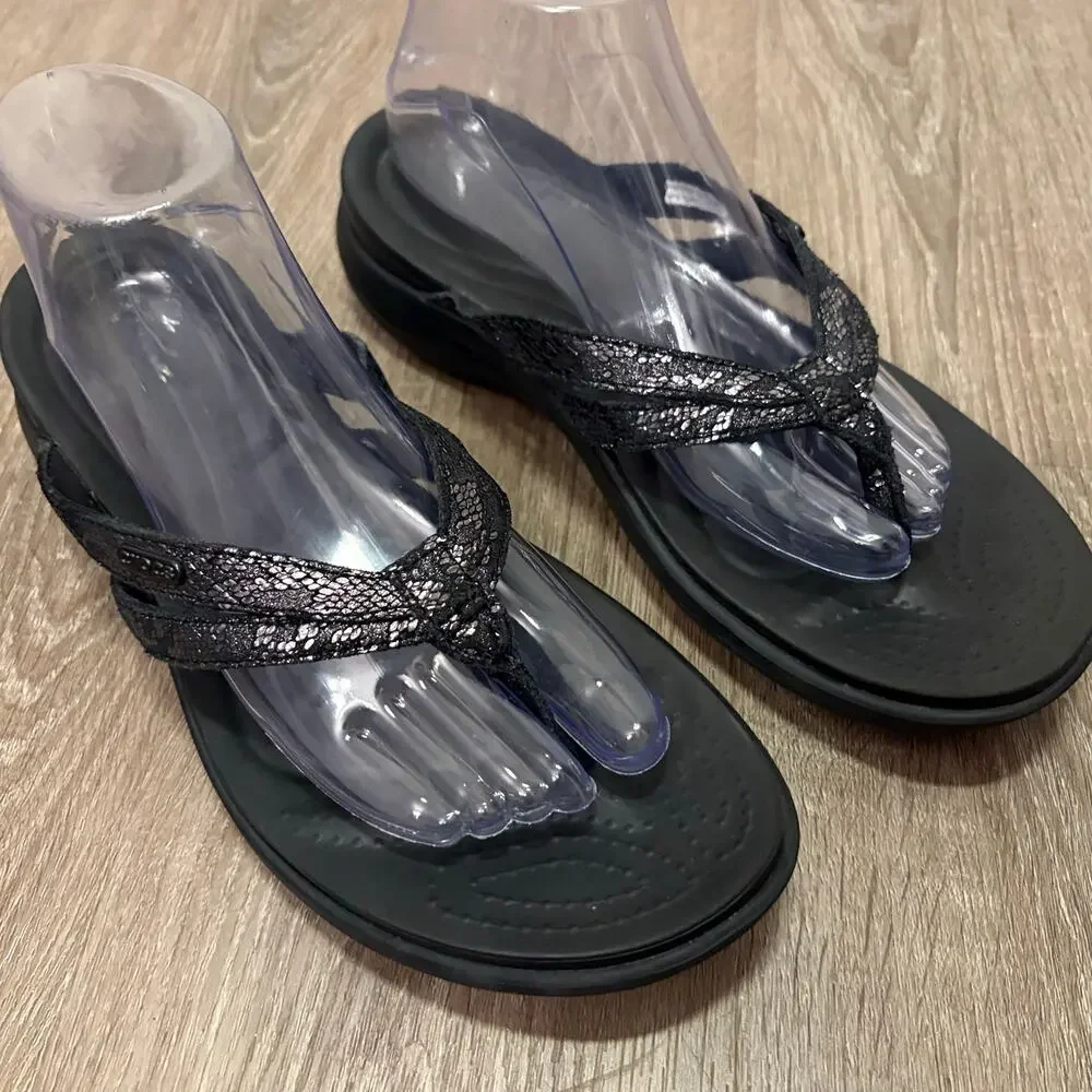 Crocs Capri V Shimmer Snake Sandals Flip Flops Womens Sz 10 Black Metallic Thong